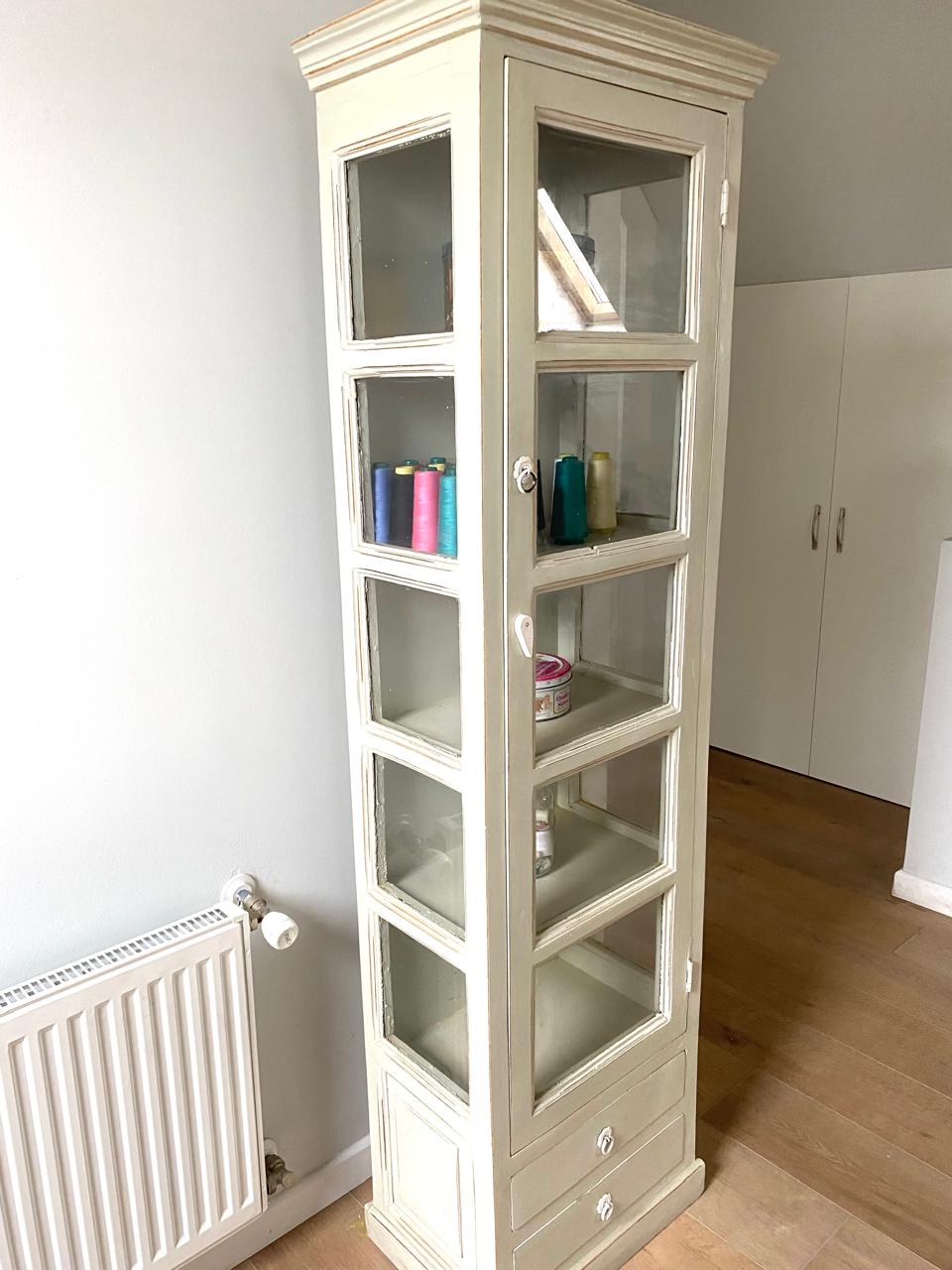 Vitrina de madera blanca