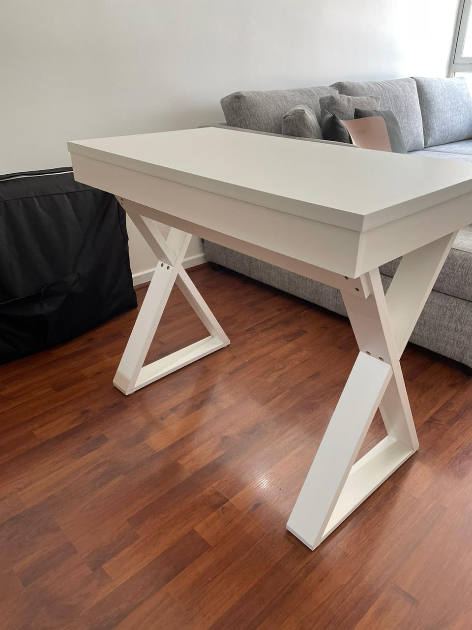 Escritorio blanco con silla - Imagen 2