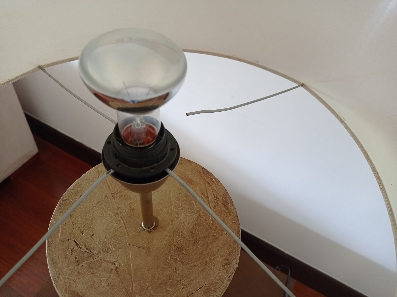 Lámpara de mesa comprada en tienda de diseño - Imagen 4