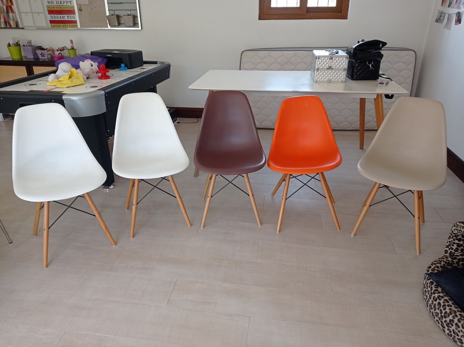 5 sillas colores Eames plásticas