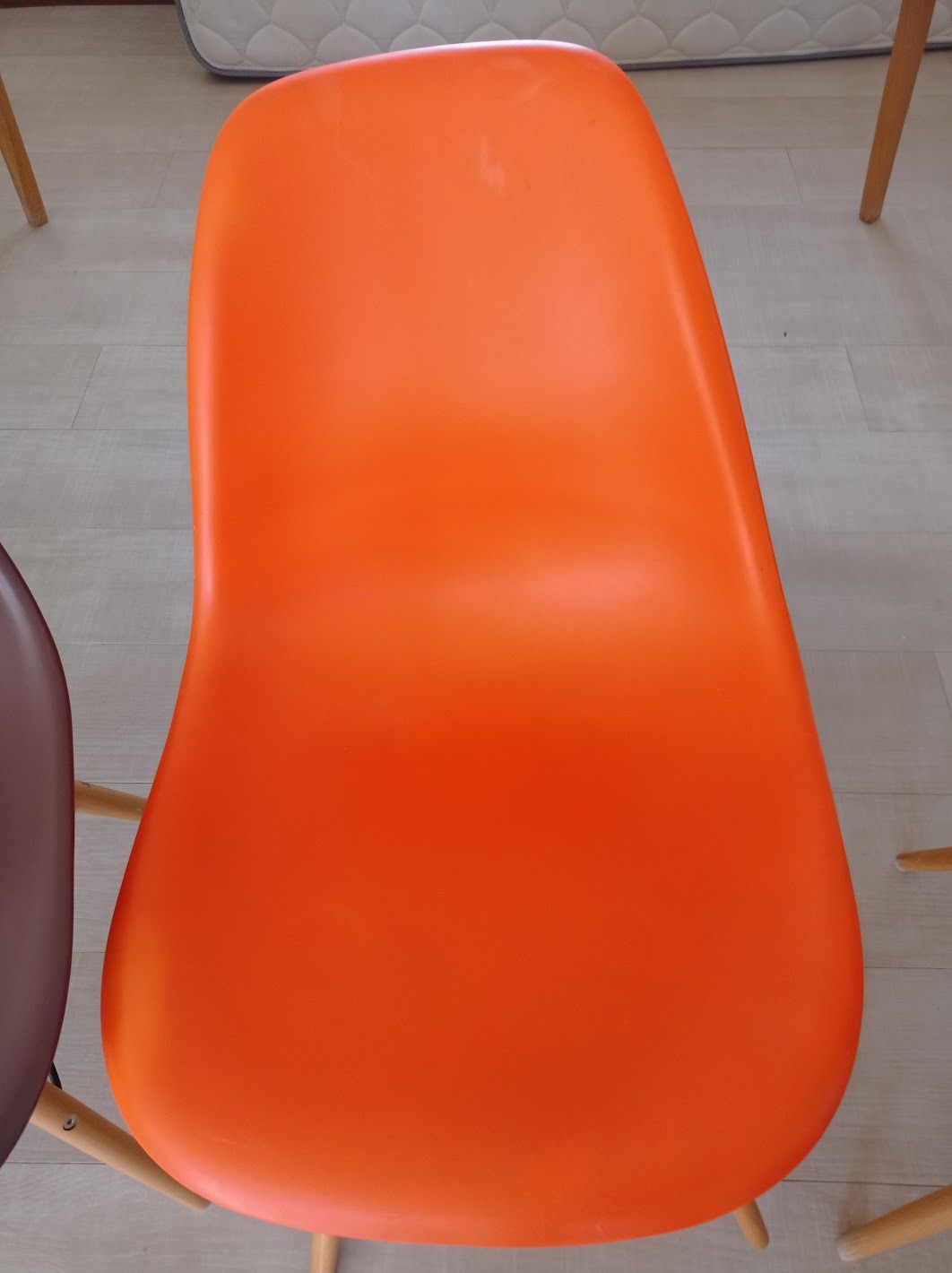 5 sillas colores Eames plásticas - Imagen 4