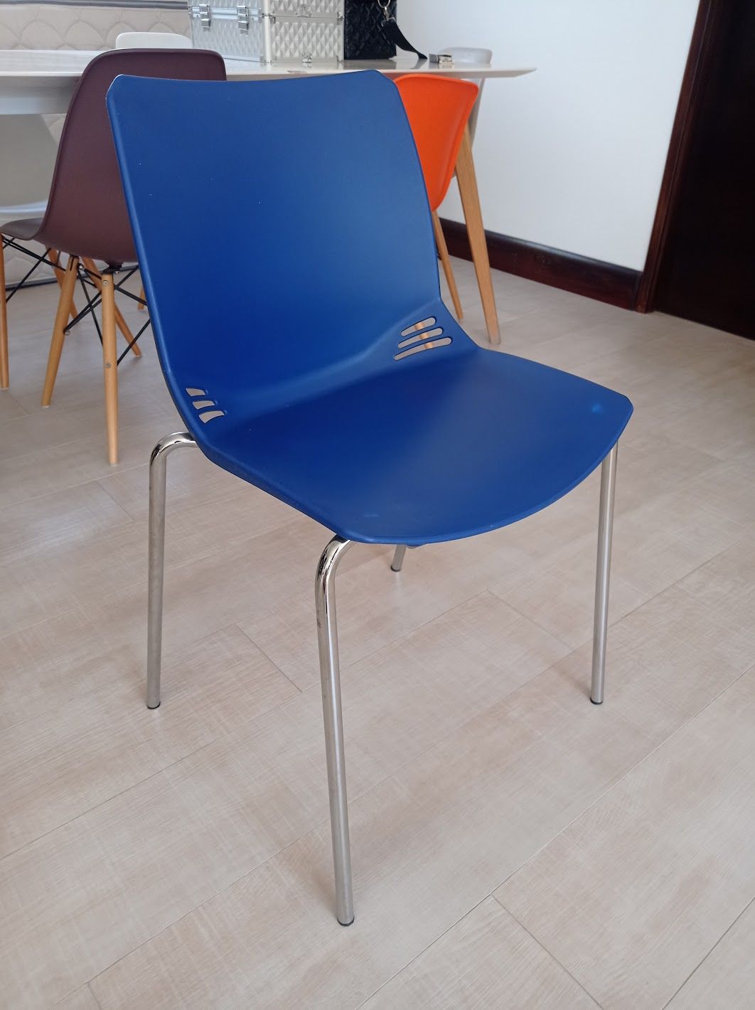 Silla plástica azul