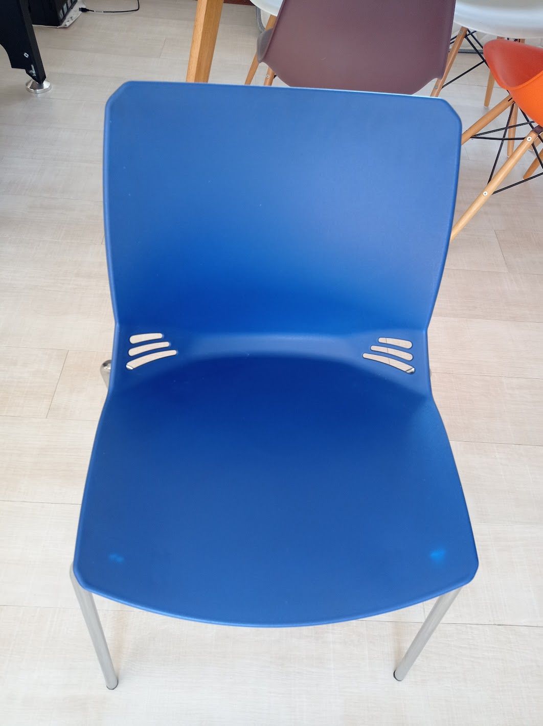 Silla plástica azul - Imagen 2