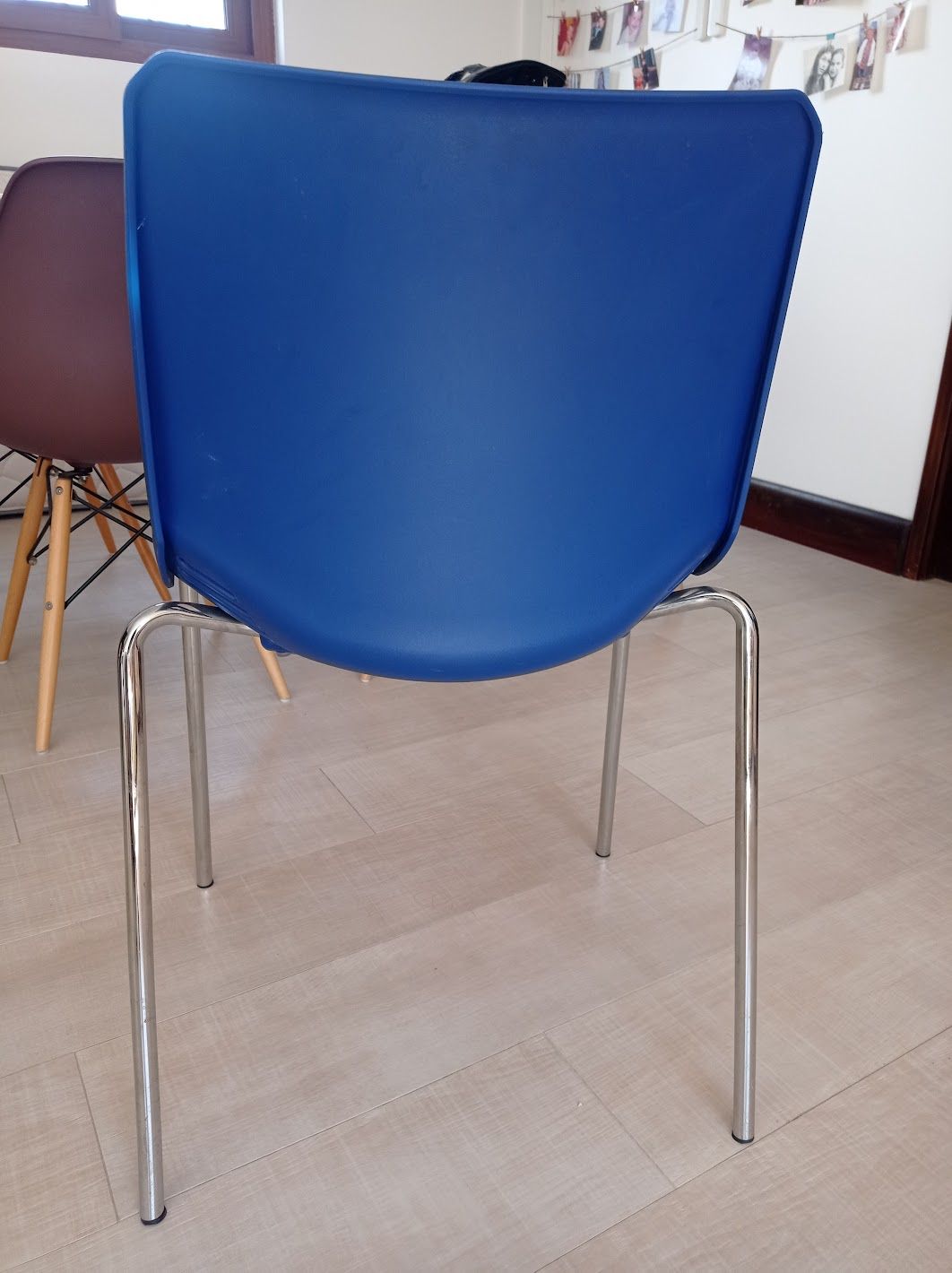 Silla plástica azul - Imagen 3