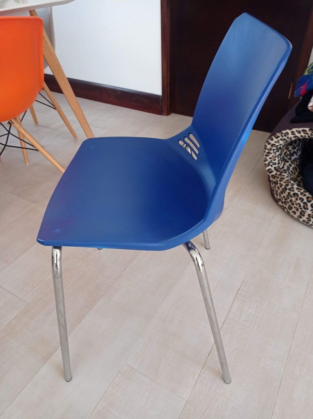 Silla plástica azul - Imagen 4
