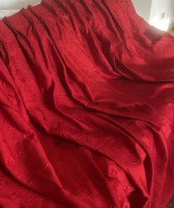 Par de cortinas rojas