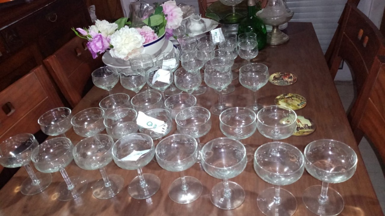 Juego de 37 copas talladas