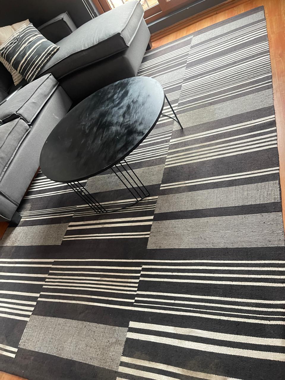 Alfombra blanco y negro a rayas