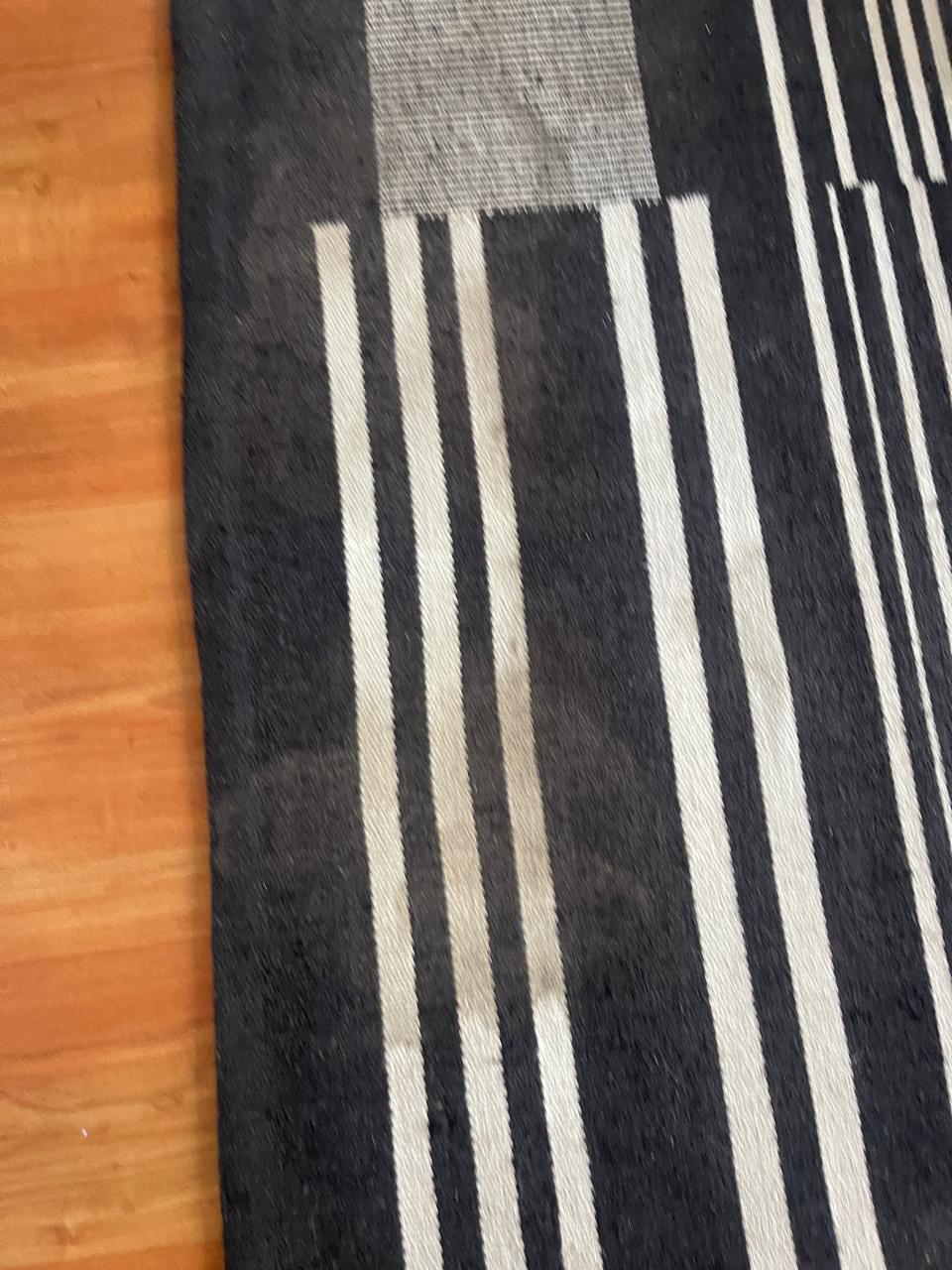 Alfombra blanco y negro a rayas - Imagen 3