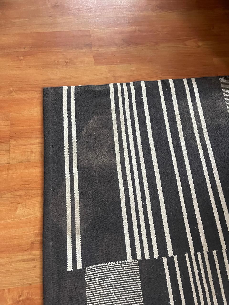 Alfombra blanco y negro a rayas - Imagen 4