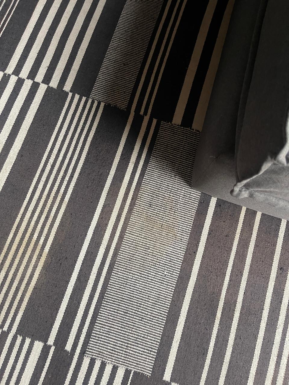 Alfombra blanco y negro a rayas - Imagen 5