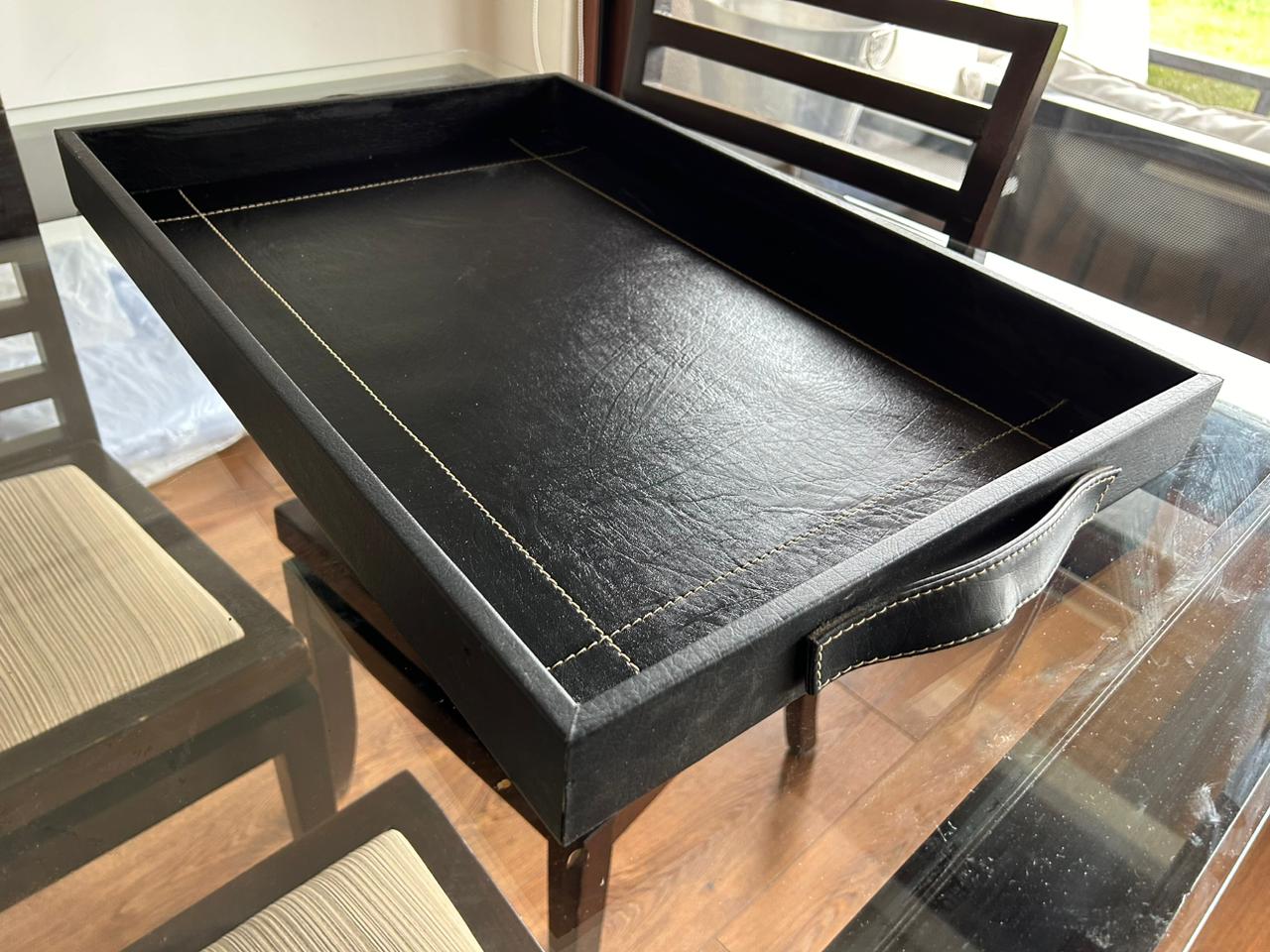 Bandeja desayuno cuerina negra