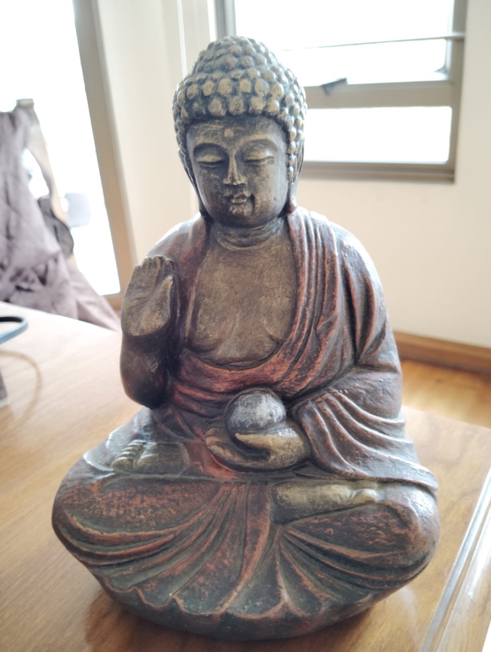 Figura Buda en yeso pintado a mano