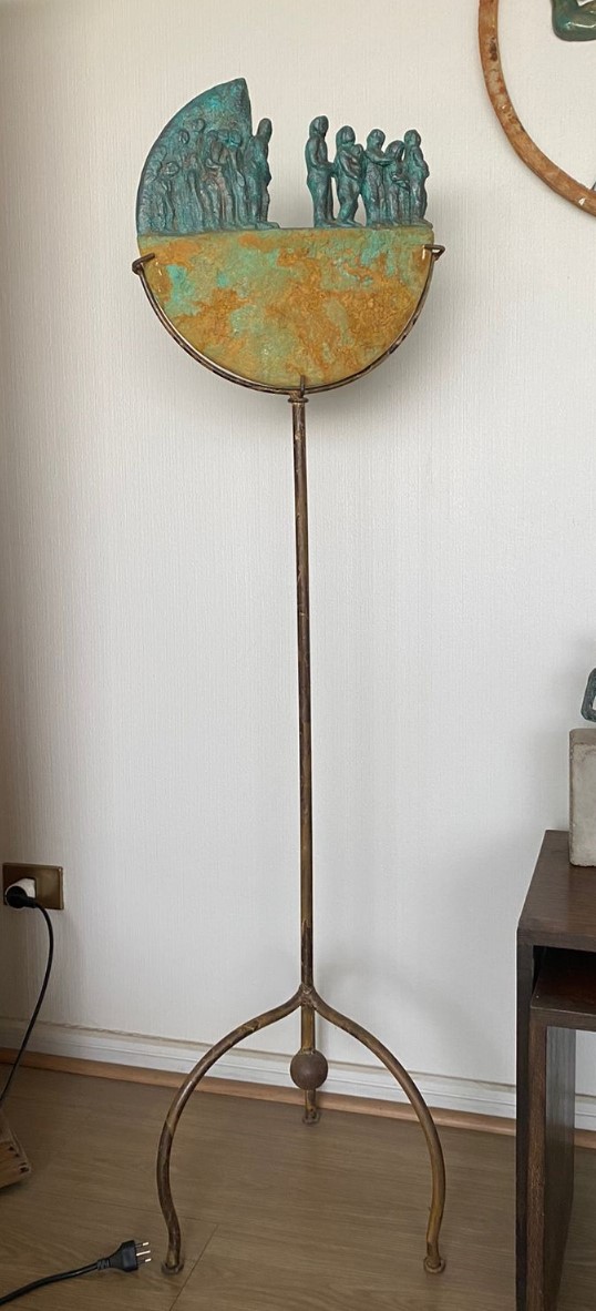 Escultura figura de pie