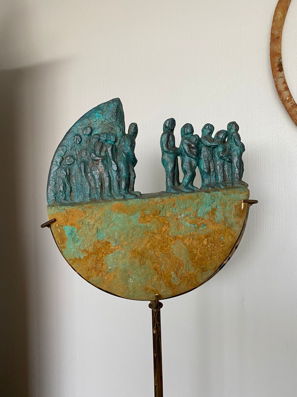 Escultura figura de pie - Imagen 2