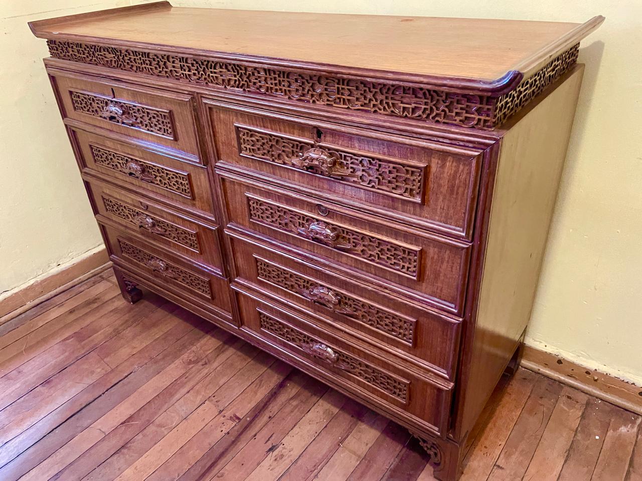 Cómoda madera con tallado en frontis