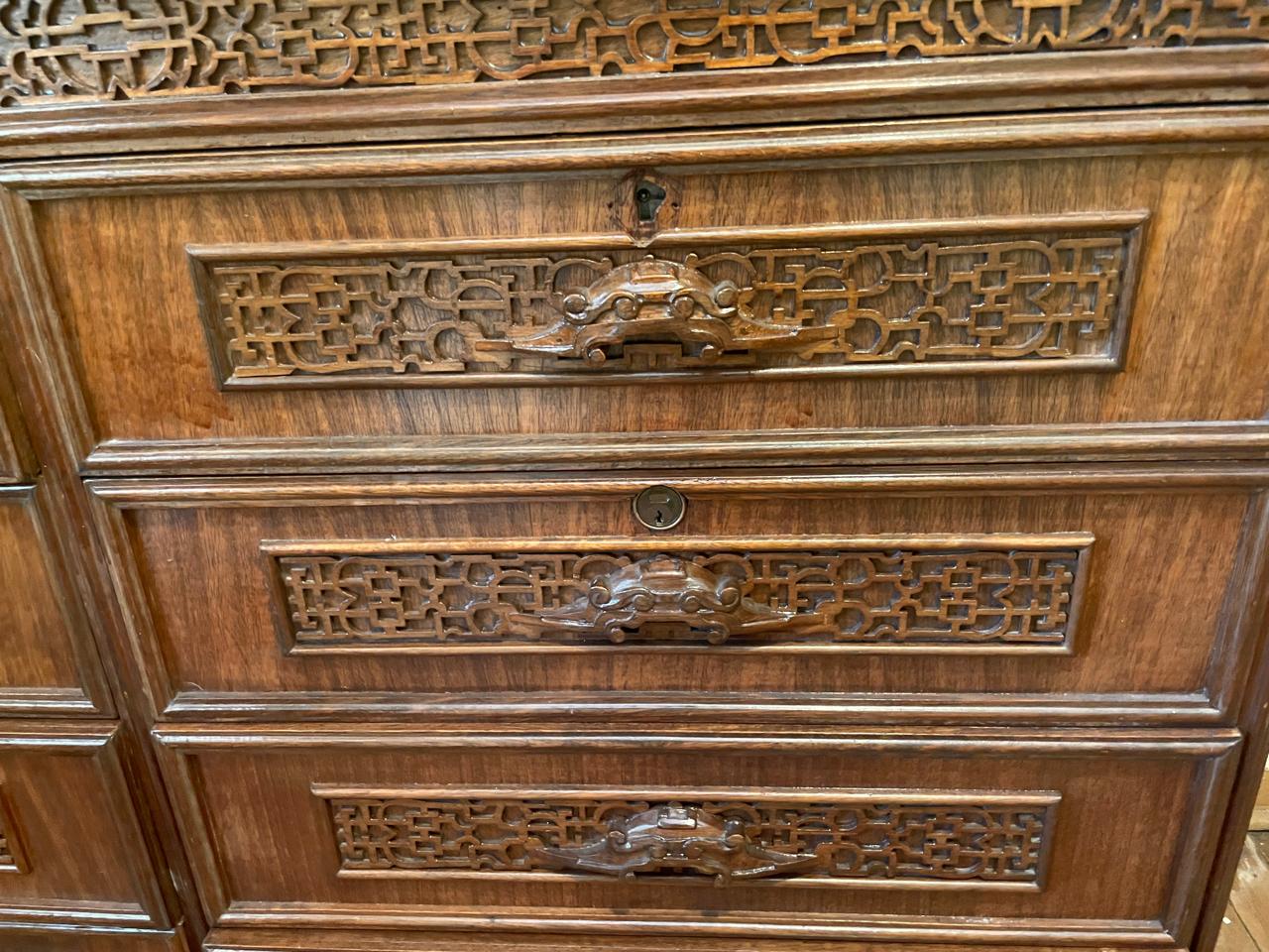 Cómoda madera con tallado en frontis - Imagen 3