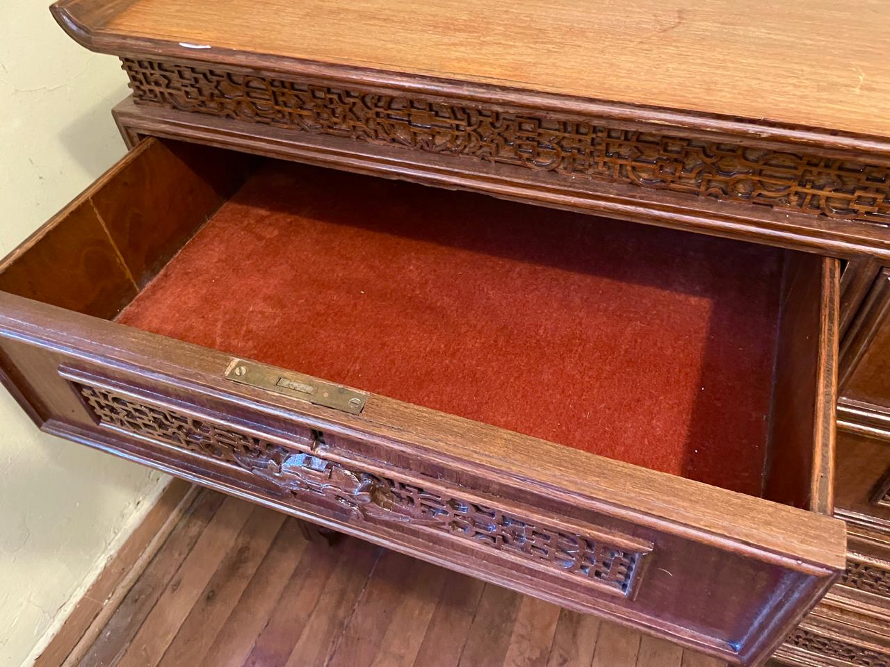 Cómoda madera con tallado en frontis - Imagen 2