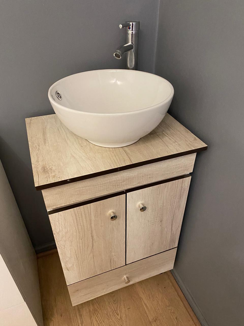 Vanitorio con mueble beige aéreo