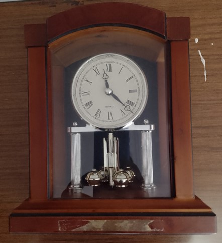 Reloj de madera sobremesa