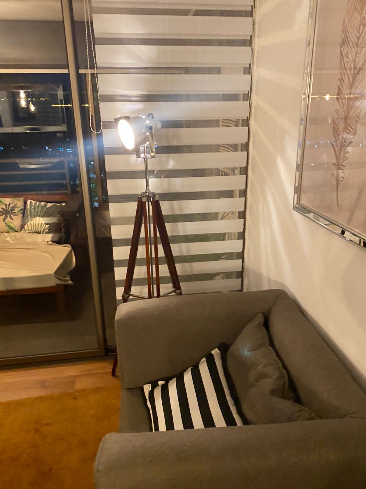 Lámpara de pie con foco