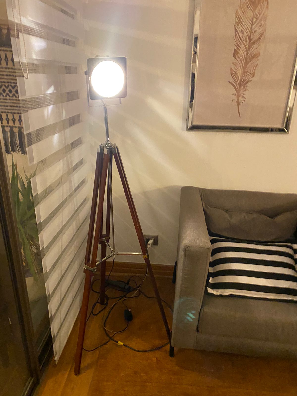 Lámpara de pie con foco - Imagen 2