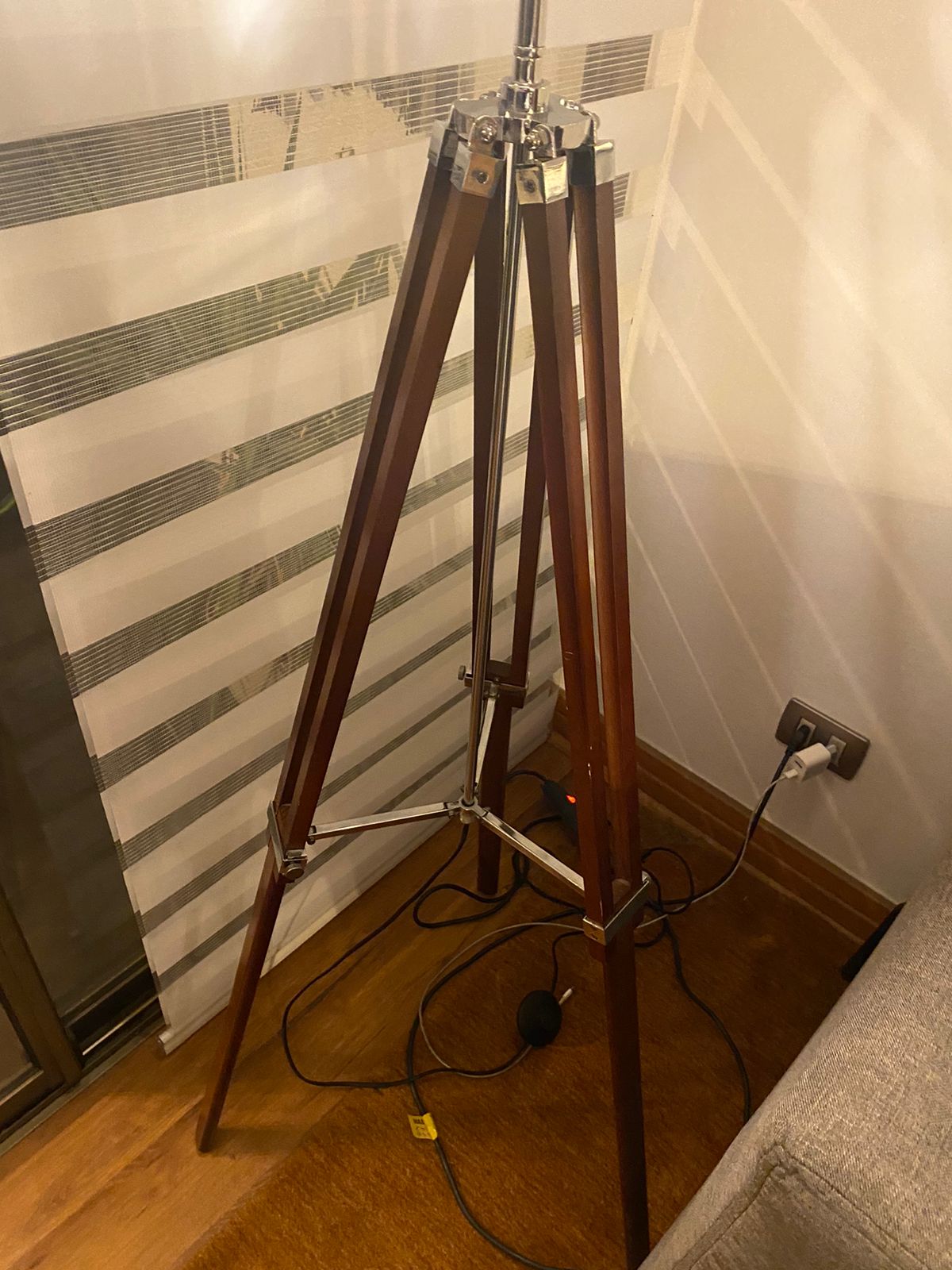 Lámpara de pie con foco - Imagen 3