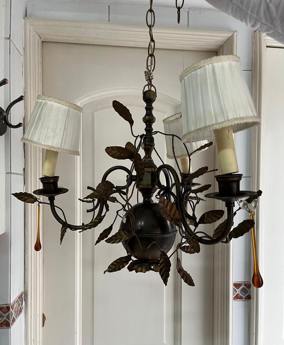 Lámpara de techo con lágrimas y hojas forjadas