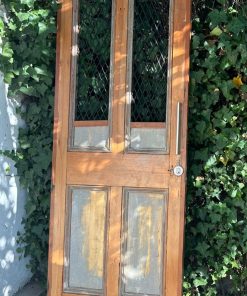 Puerta antigua de roble con fierro restaurada