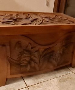 Baúl de Cedro tallado
