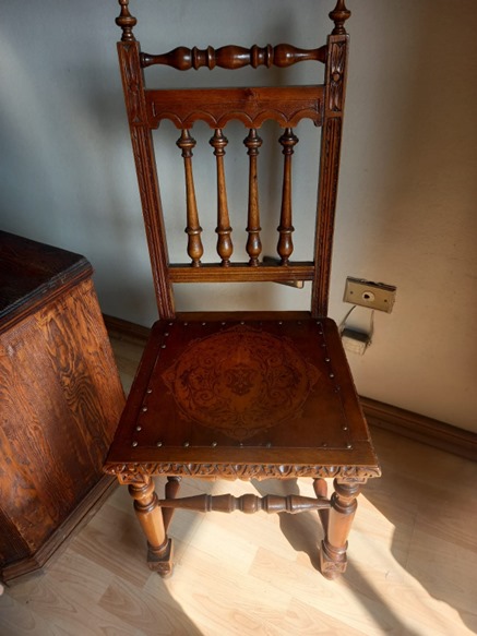 Silla de madera pintada