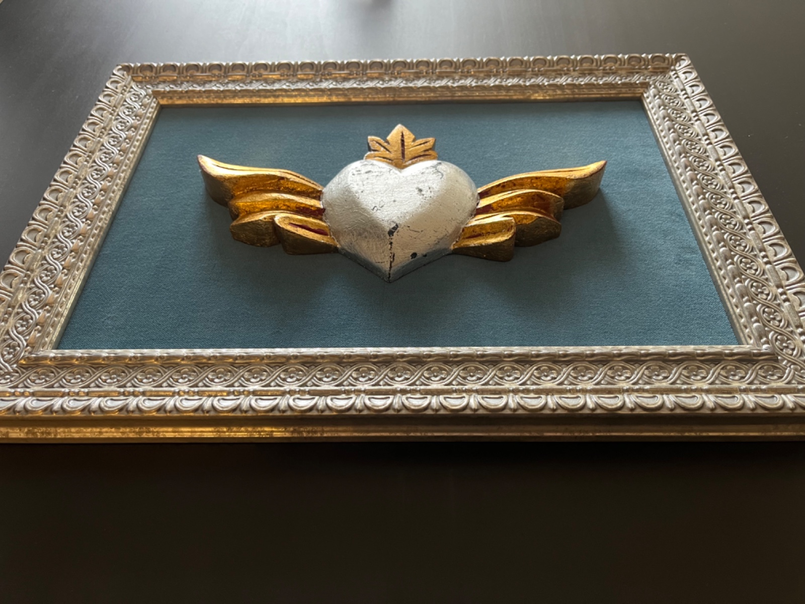 Corazón alado en madera sobre terciopelo celeste - Imagen 2