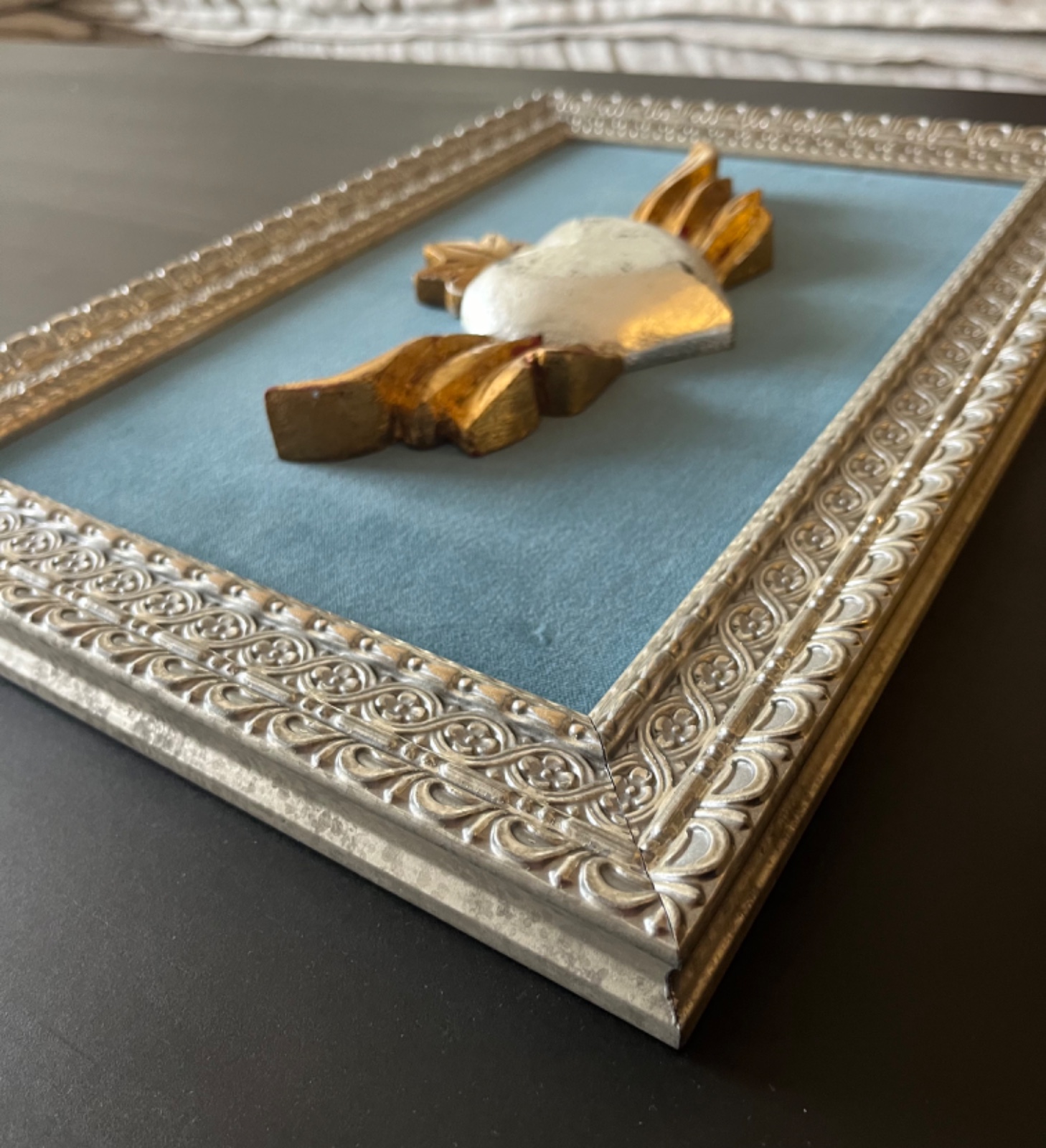 Corazón alado en madera sobre terciopelo celeste - Imagen 3