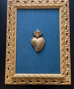 Corazón dorado sobre terciopelo celeste