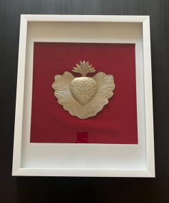 Sagrado corazón repujado en metal sobre terciopelo rojo