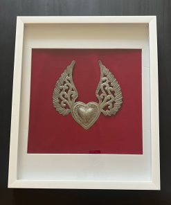 Cuadro corazón alas metal sobre terciopelo rojo