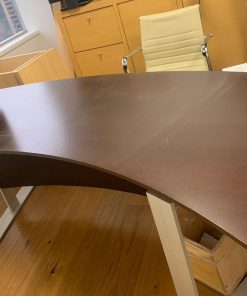 Escritorio semicurvo de madera y aluminio