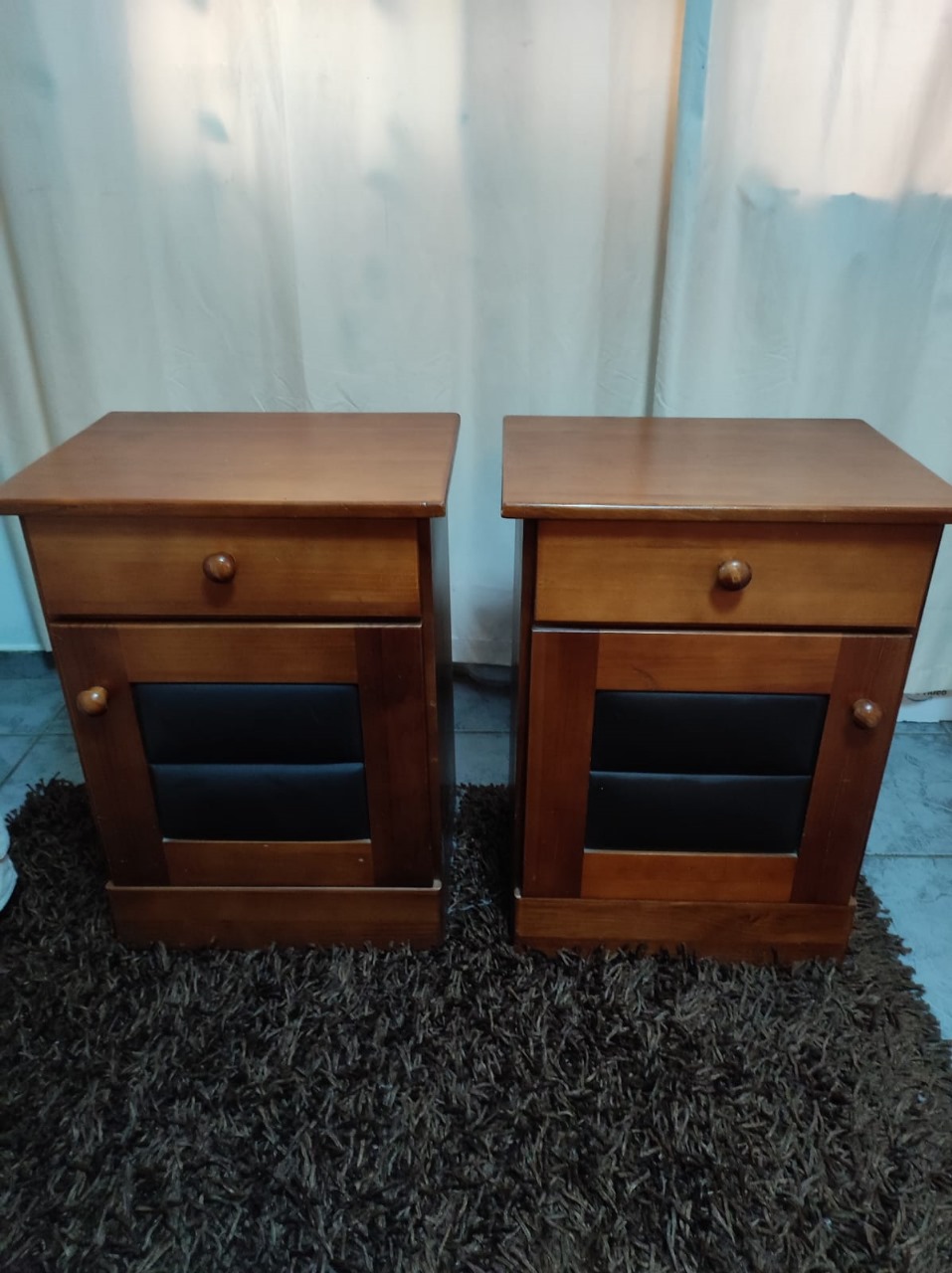 Par de veladores de madera