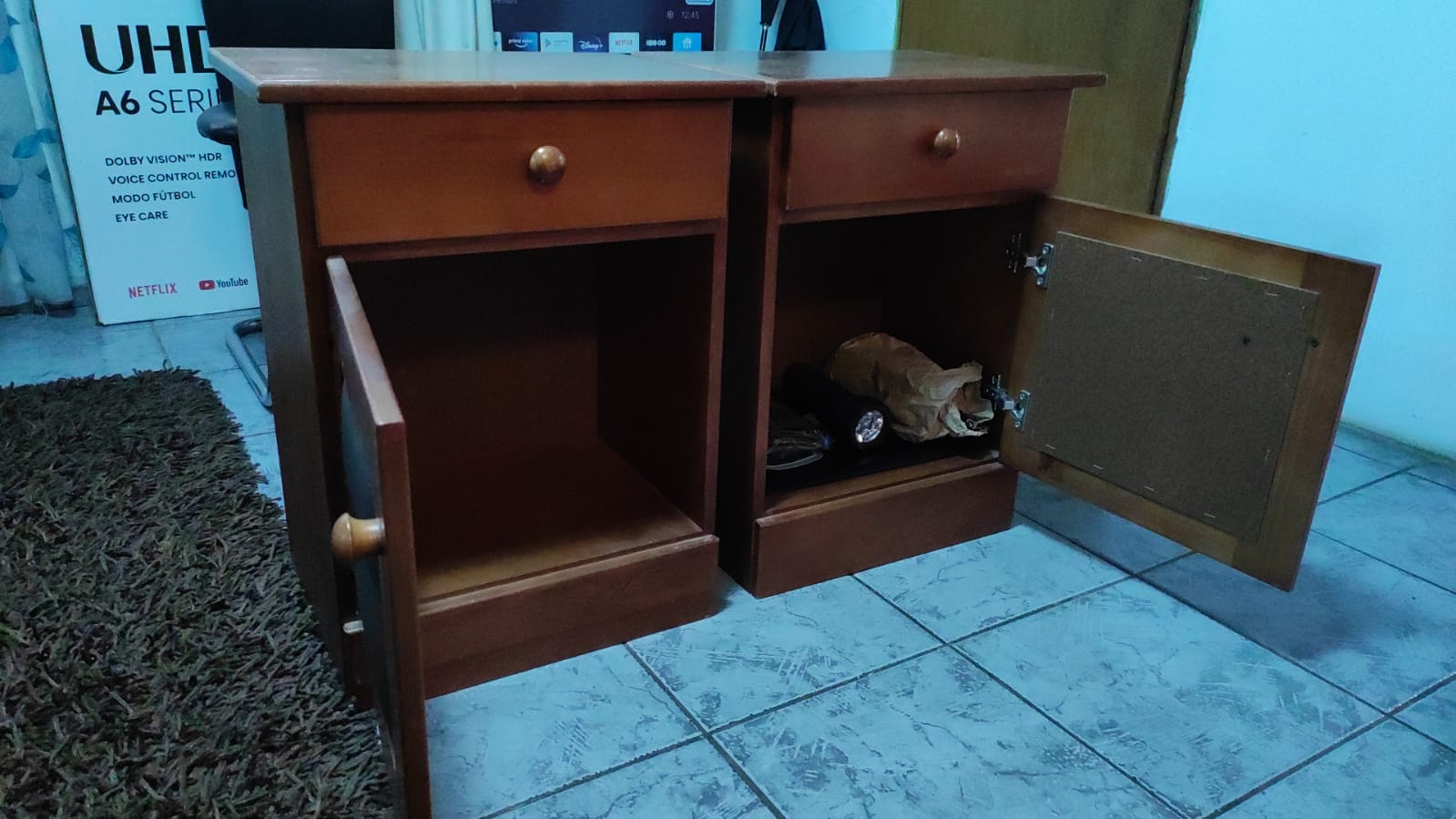 Par de veladores de madera - Imagen 2