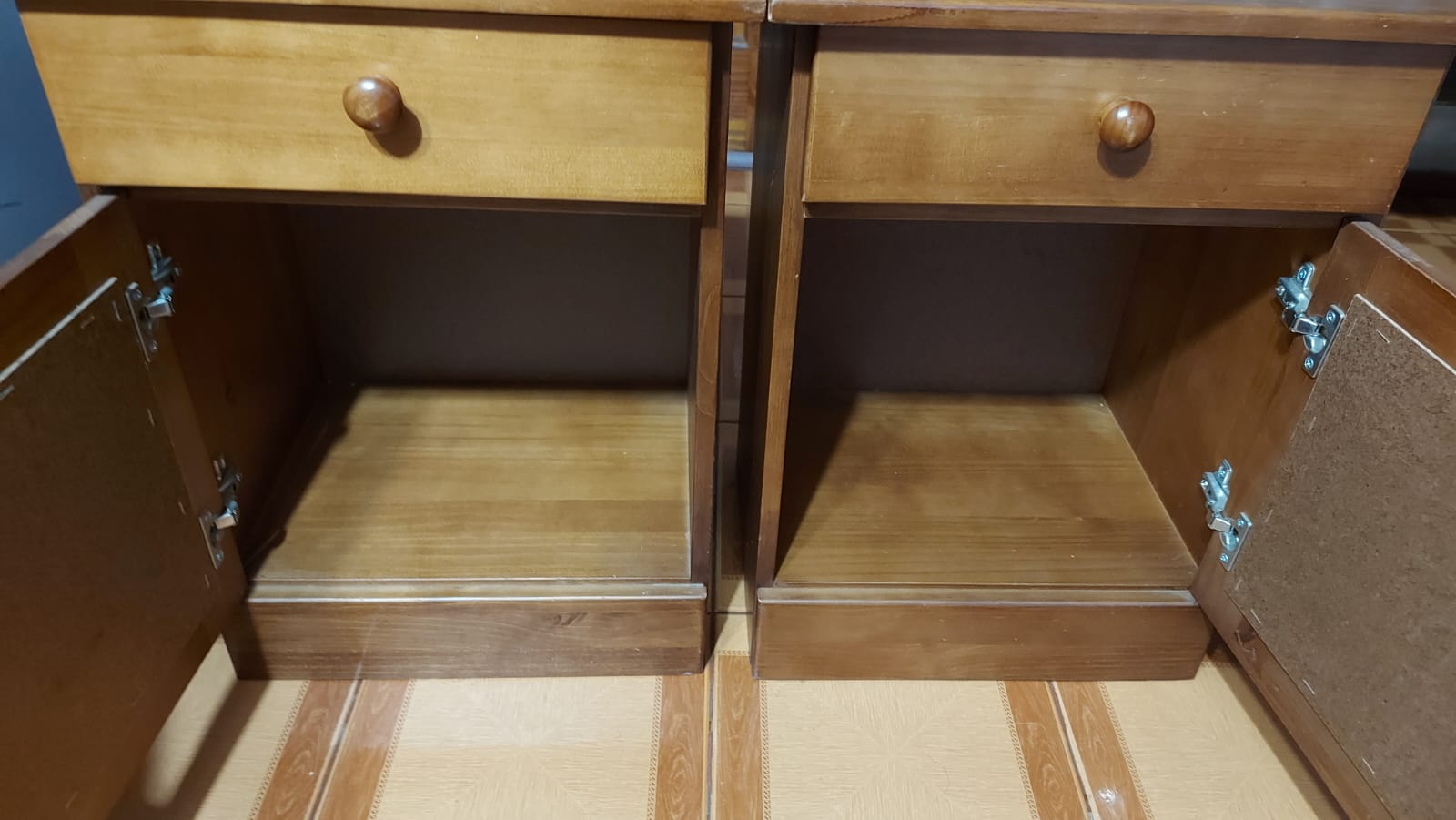 Par de veladores de madera - Imagen 6