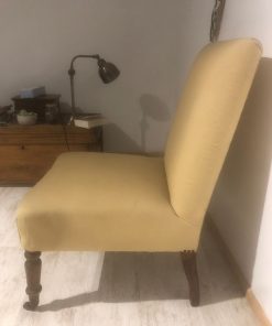 Poltrona amarilla con ruedas delanteras