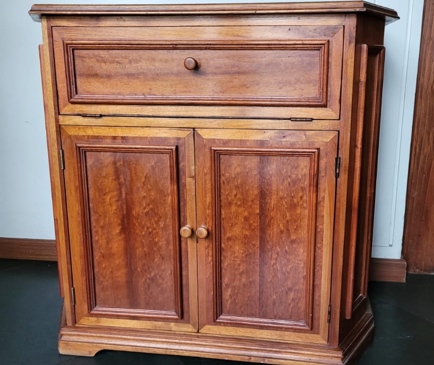 Mueble rack madera con puertas