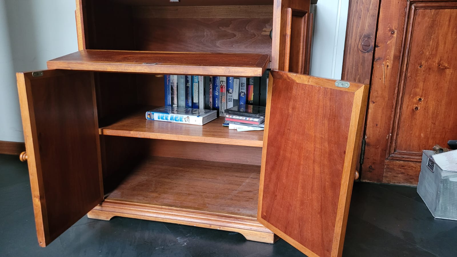 Mueble rack madera con puertas - Imagen 3