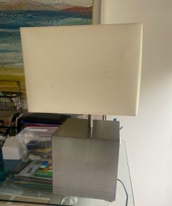 Lámpara de mesa cuadrada