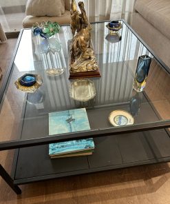 Mesa de centro negra con vidrio