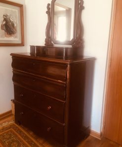Cómoda antigua con espejo