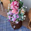 Arreglo floral en cesta mimbre