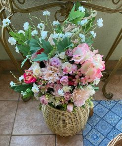 Arreglo floral en carrito mimbre