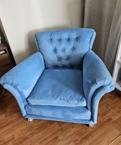 Sillón celeste capitoné