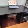 Escritorio negro con cajonera